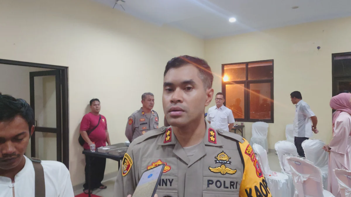 Kapolres Banjar AKBP Danny Yulianto saat diwawancara awak media soal persiapan jalur mudik di wilayah selatan Jawa Barat tepatnya di perbatasan Jabar Jateng baru-baru ini. (Cecep Herdi/Jabar Ekspres)