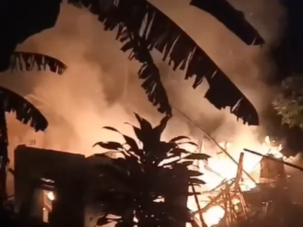 Satu unit rumah warga terbakar akibat sambaran petir di Kampung Cireundeu Peuntas RT 03 RW 06, Desa Girijaya, Kecamatan Nagrak, Kabupaten Sukabumi, Kamis (25/4) malam.