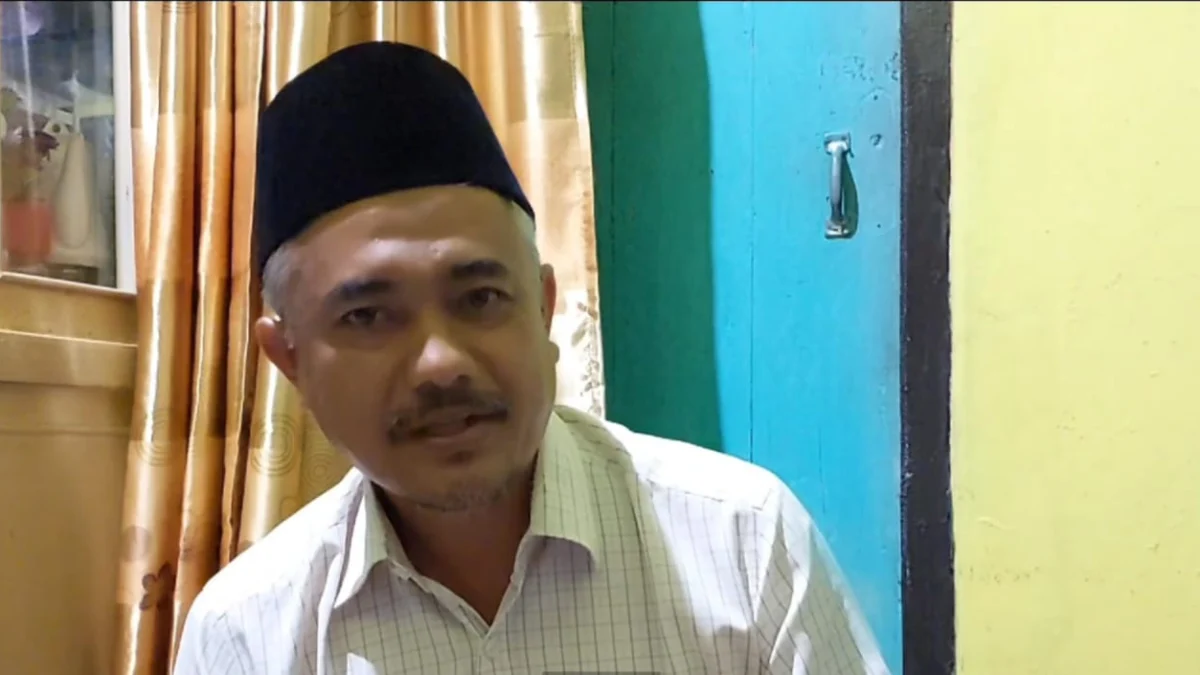 Kepala Desa Tanjungjaya Kecamatan Rajadesa Kabupaten Ciamis, Hidayat, saat diwawancara pada Senin 8 April 2024 malam di kediman keluarga sopir Granmax, di Ciamis Jawa Barat. (Istimewa)