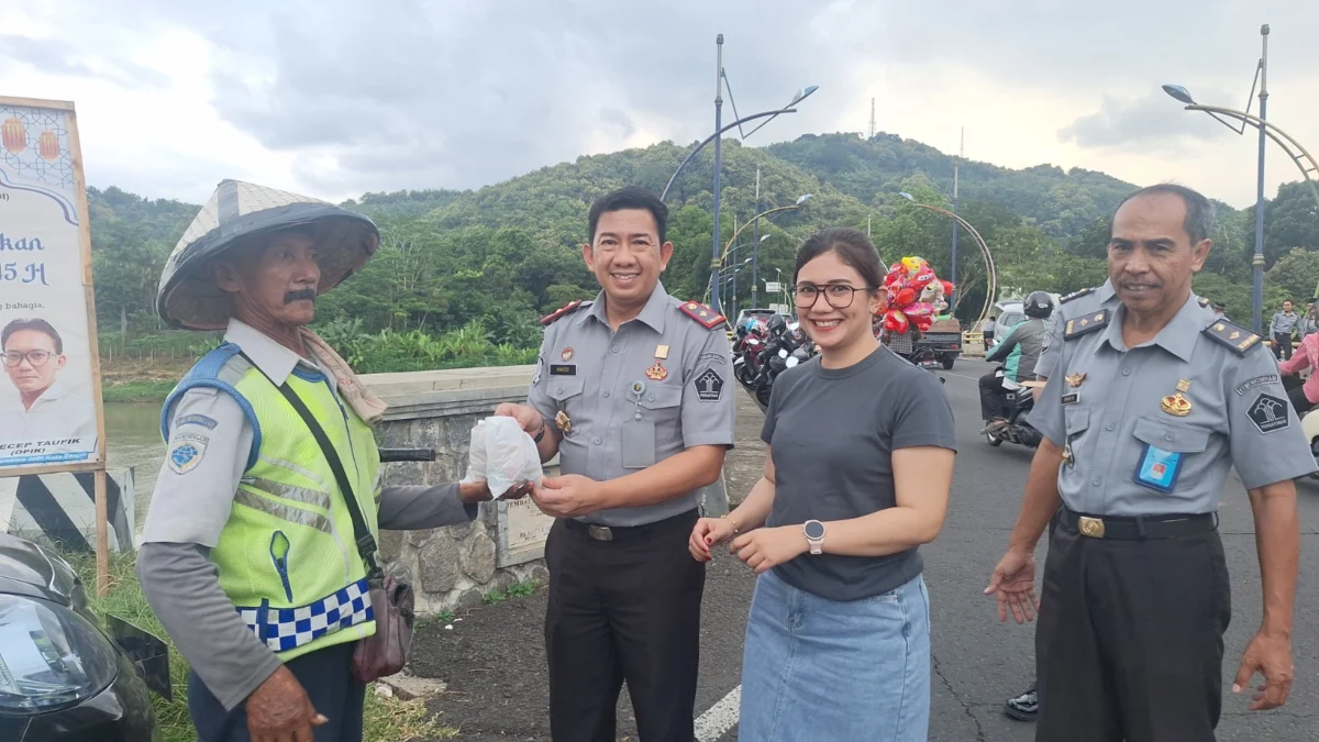 Kepala Lapas Banjar Amico Balalembang (dua kiri) membagikan takjil gratis kepada salah satu juru parkir di Jembatan Dobo, Kota Banjar, Selasa 2 Maret 2024. (istimewa)