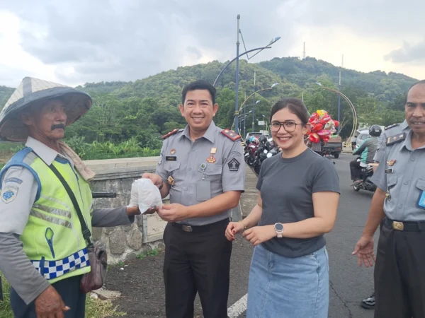 Kepala Lapas Banjar Amico Balalembang (dua kiri) membagikan takjil gratis kepada salah satu juru parkir di Jembatan Dobo, Kota Banjar, Selasa 2 Maret 2024. (istimewa)