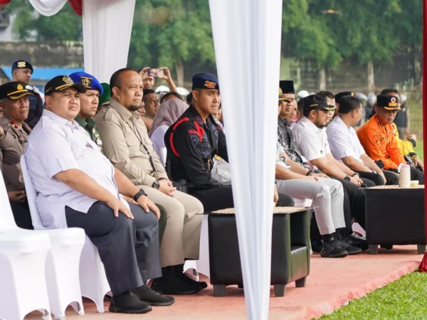 Ketua DPRD Kota Bogor, Atang Trisnanto (Kiri) saat mengikuti apel gelar pasukan Operasi Ketupat Lodaya, Rabu (3/4). (Yudha Prananda / Jabar Ekspres)