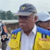 Menteri Pekerjaan Umum dan Perumahan Rakyat (PUPR) Basuki Hadimuljono, saat meninjau lokasi longsornya tol Bocimi. Riki/Jabar Ekspres