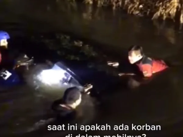 Petugas saat mengevakuasi mobil yang nyemplung ke sungai di Perumahan Pesonan Kahuripan, Kecamatan Klapanunggal, Kabupaten Bogor.
