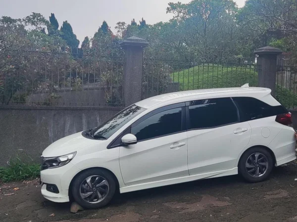 Kondisi kendaraan usai rodanya hilang saat terparkir di area pemakaman Kelurahan Genteng, Kecamatan Bogor Selatan, Kota Bogor, Rabu (17/4). (Yudha Prananda / Jabar Ekspres)
