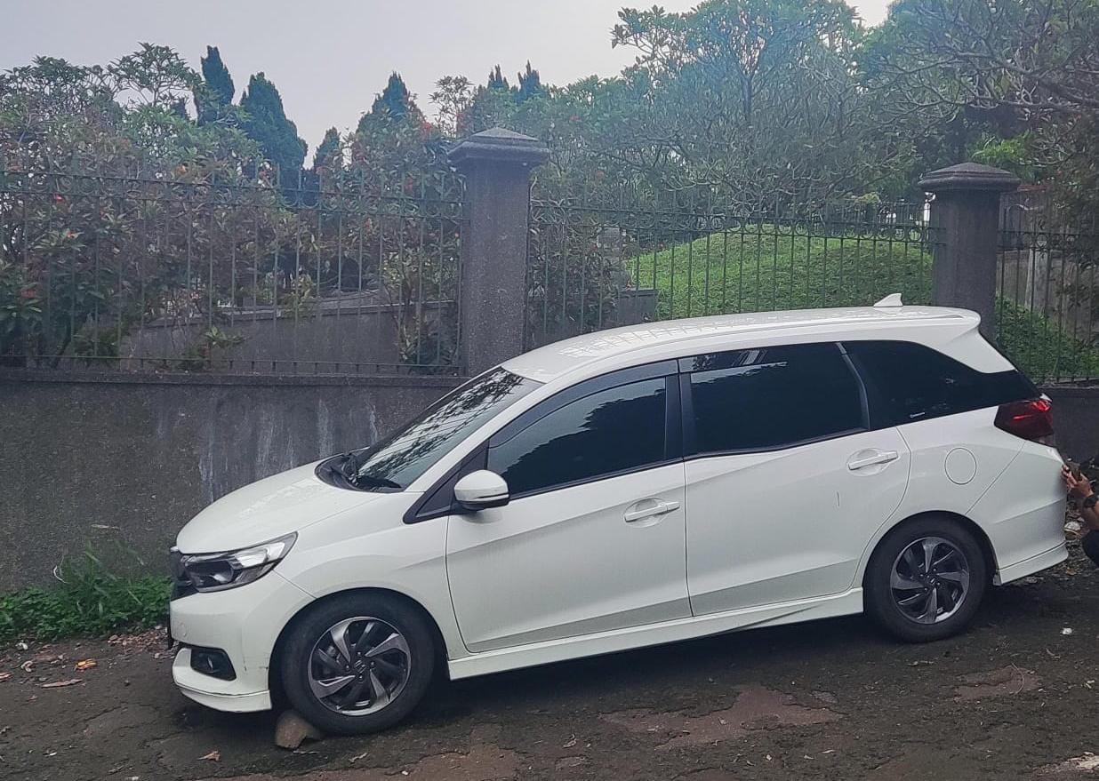 Kondisi kendaraan usai rodanya hilang saat terparkir di area pemakaman Kelurahan Genteng, Kecamatan Bogor Selatan, Kota Bogor, Rabu (17/4). (Yudha Prananda / Jabar Ekspres)