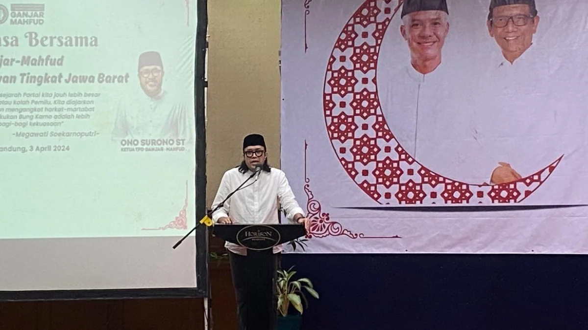 Ketua DPD PDI Perjuangan Jabar Ono Surono saat orasi mengenai Pilkada Jabar dalam acara buka bersama di Horison Ultima Hotel, Kota Bandung, Rabu 3 April 2024.