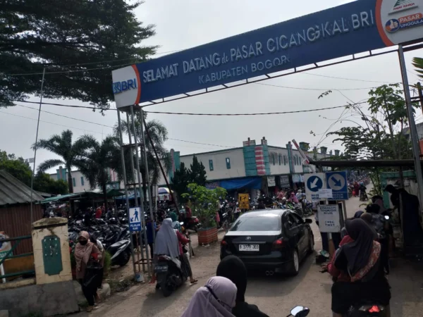 Suasana di Pintu Masuk Pasar Cicangkal, Kecamatan Rumpin, Kabupaten Bogor, Minggu (7/4).