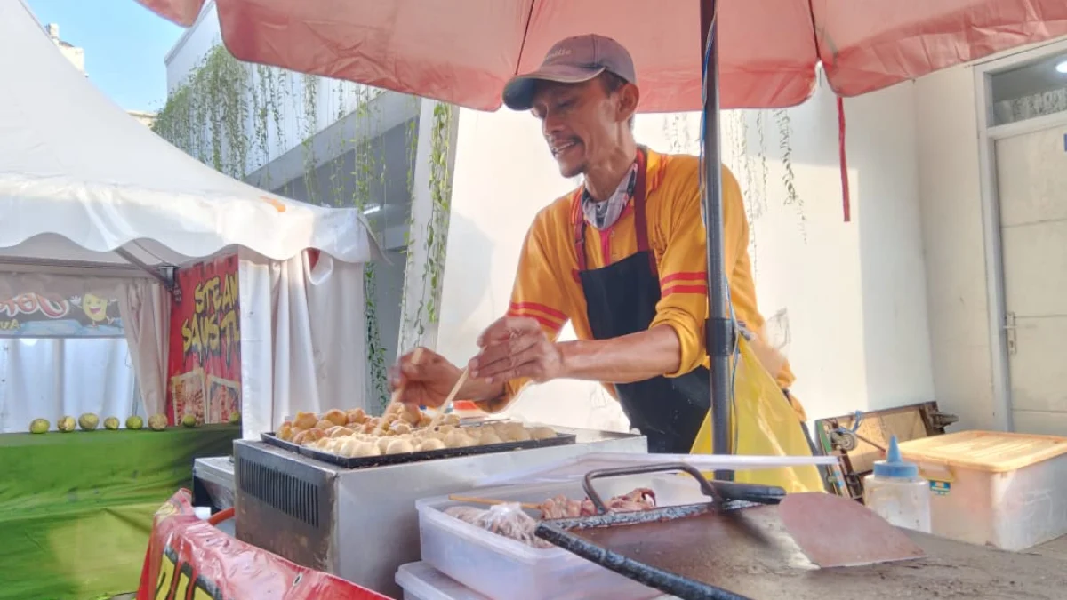 Doc. Dede Salah Satu Pedagang di Pasar Malam yang Meraih Omzet Jutaan Rupiah Perhari (Mong)