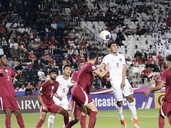 Pesepak bola Garuda Muda Indonesia Muhammad Ferarri (kedua kanan) menyundul bola saat melawan Timnas U-23 Qatar pada Kualifikasi Grup A Piala Asia U-23 2024 di Stadion Jassim Bin Hamad, Doha, Qatar (ANTARA)