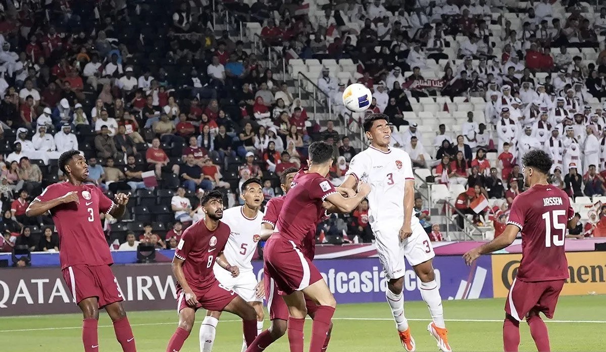 Pesepak bola Garuda Muda Indonesia Muhammad Ferarri (kedua kanan) menyundul bola saat melawan Timnas U-23 Qatar pada Kualifikasi Grup A Piala Asia U-23 2024 di Stadion Jassim Bin Hamad, Doha, Qatar (ANTARA)