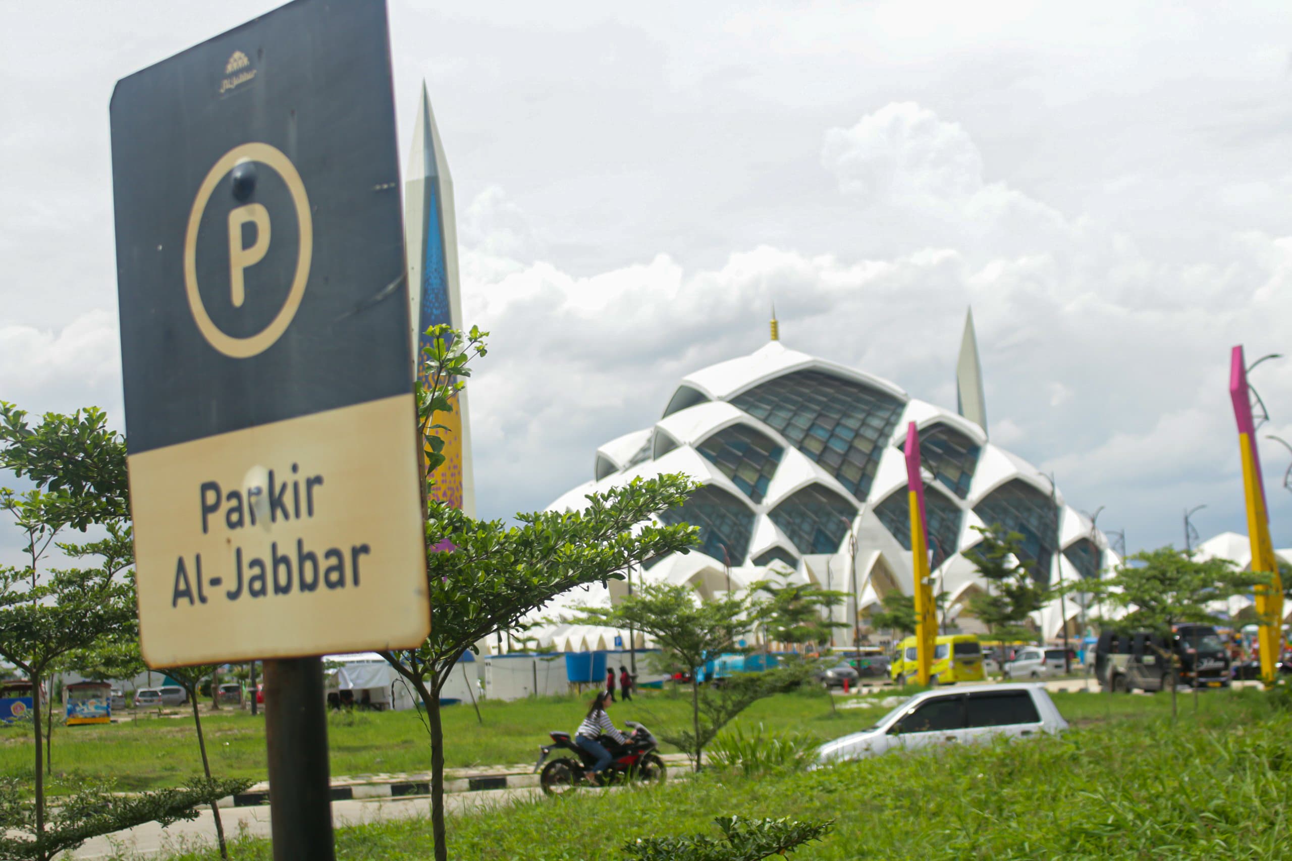 Rambu area parkir Masjid Raya Al-Jabbar, Gedebage, Kota Bandung. (Pandu Muslim/Jabar Ekspres)