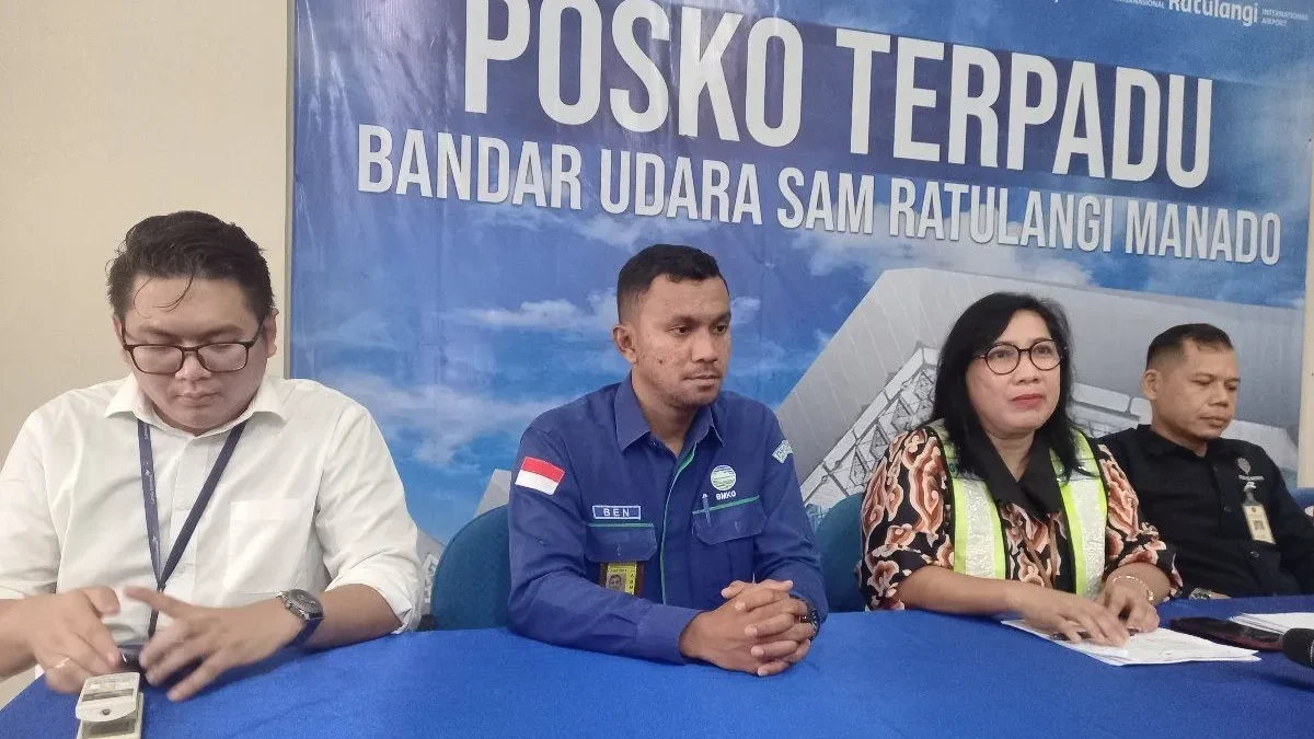 GM Bandara Samrat Maya Damayanti bersama pihak Otban, BMKG dan maskapai saat jumpa pers dampak eupsi gunung ruang, di Manado, Kamis (18/4/2024). ANTARA)
