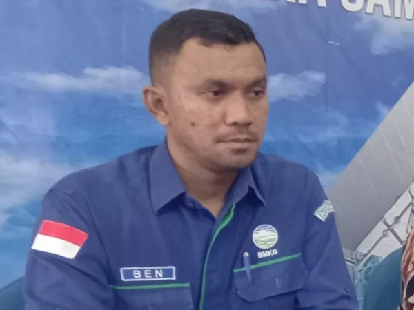 Koordinator Bidang Observasi dan Informasi BMKG Manado Ben Arther Molle, saat jumpa pers penutupan Bandara Samrat akibat abu vulkanik Gunung Ruang, di Manado, Kamis (18/4/2024). (ANTARA)