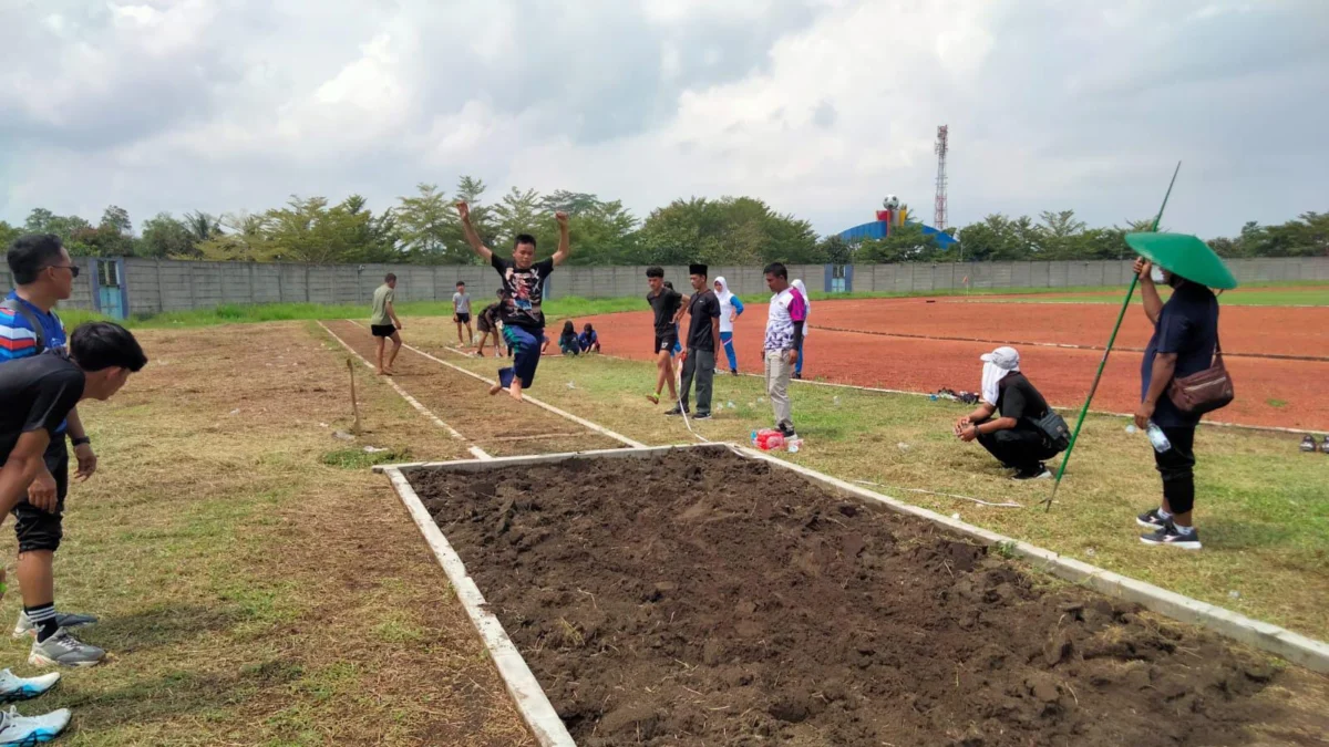 Siswa SMAN 1 Banjar mengikuti lomba atletik dalam ajang O2SN tingkat Kota Banjar Tahun 2024 di Sport Center, Langensari Kota Banjar Jawa Barat belum lama ini. (Cecep Herdi/Jabar Ekspres)