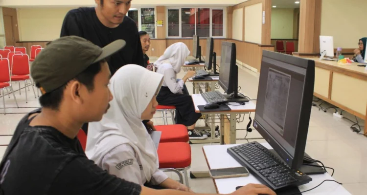 Ist. Siswa dan wali murid sedang mendaftar di SMKN 3 Bandung memanfaatkan fasilitas yang disediakan sekolah pada PPDB Tahun 2023 lalu. Foto. Hendrik Muchlison/Jabar Ekspres.