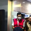 Harvey Moeis suami artis Sandra Dewi tersangka kasus korupsi, keluar dari gedung pemeriksaan Jampidsus Kejaksaan Agung, Jakarta. (Antara)