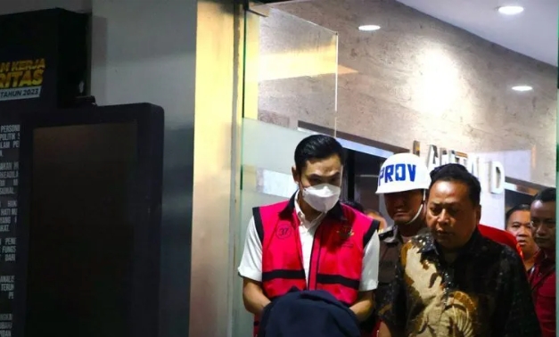 Harvey Moeis suami artis Sandra Dewi tersangka kasus korupsi, keluar dari gedung pemeriksaan Jampidsus Kejaksaan Agung, Jakarta. (Antara)