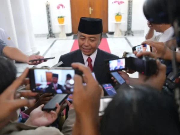 Sekretaris Daerah Jawa Barat Herman Suryatman usai dilantik di Aula Barat Gedung Sate, Kota Bandung, Senin (1/4/2024) (Aji Baram / Adpim Jabar)