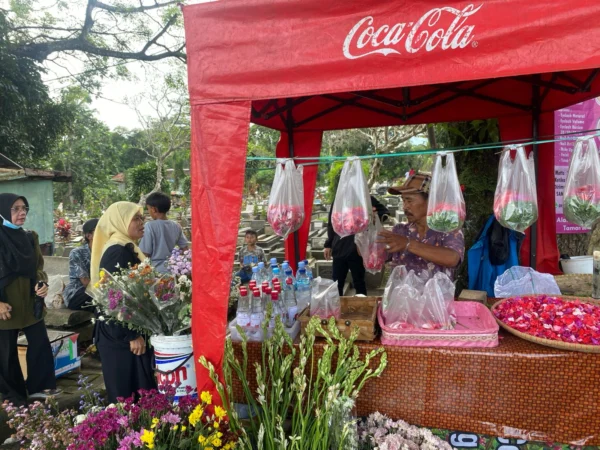 Jejen (55 tahun) penjual bunga (rampe) di TPU Taman Bahagian Kota Sukabumi