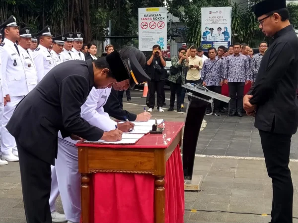 Ilustrasi: Wali Kota Bogor, Bima Arya saat melantik ratusan ASN atas jabatan baru di Plaza Balai Kota Bogor, Jumat (1/12). (Yudha Prananda / Jabar Ekspres)