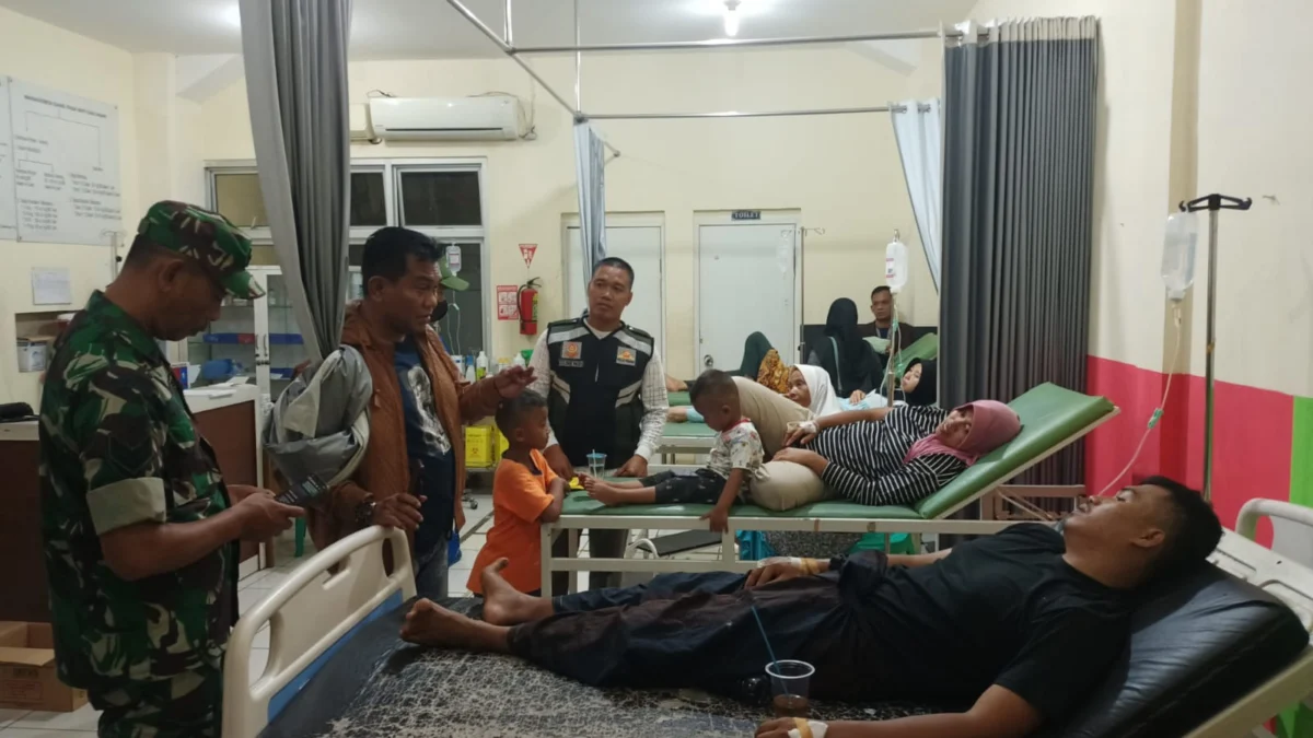 Ilustrasi: Korban keracunan makanan di di Kampung Cukanggaleuh, Desa Cibodas, Kecamatan Cijati, Kabupaten Cianjur, Sabtu (20/4).