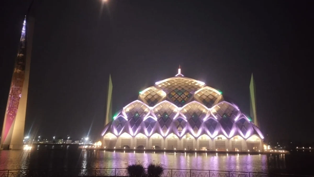Pesona Masjid Al Jabbar di malam hari.