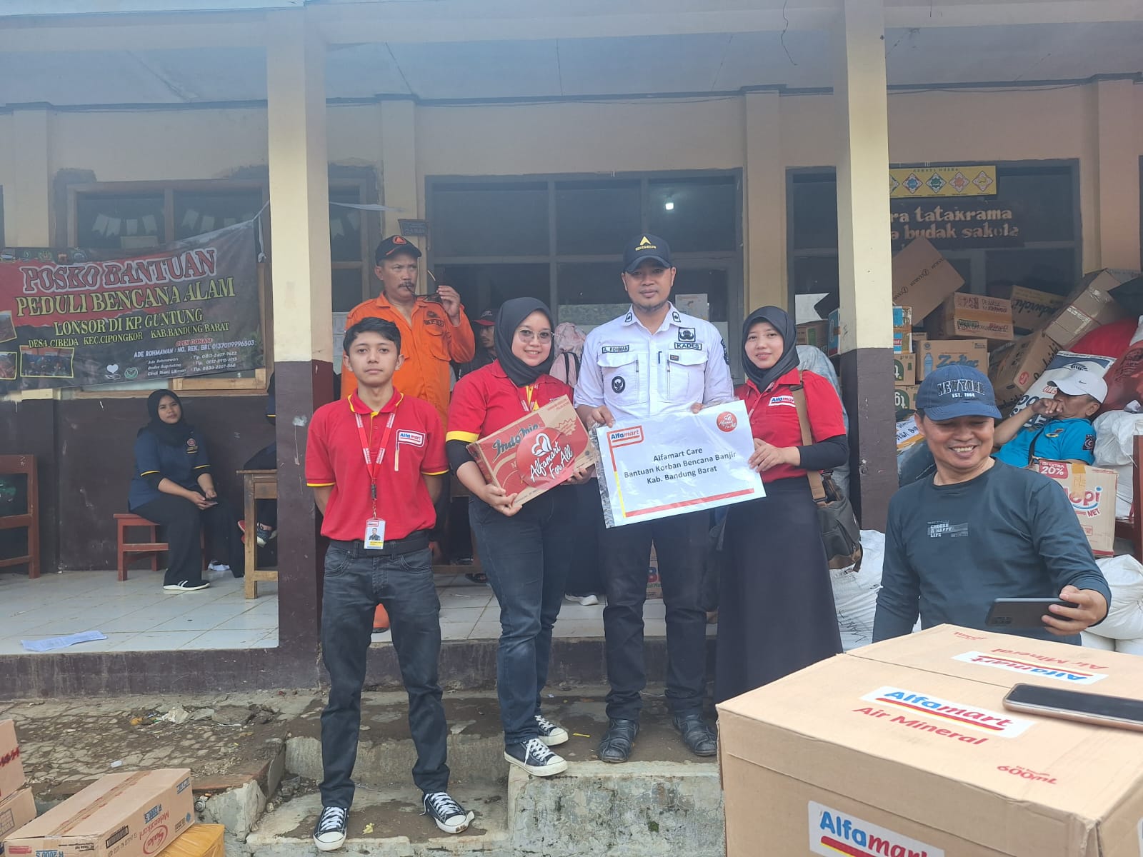 Alfamart Kirimkan Bantuan Untuk Korban Banjir Cipongkor