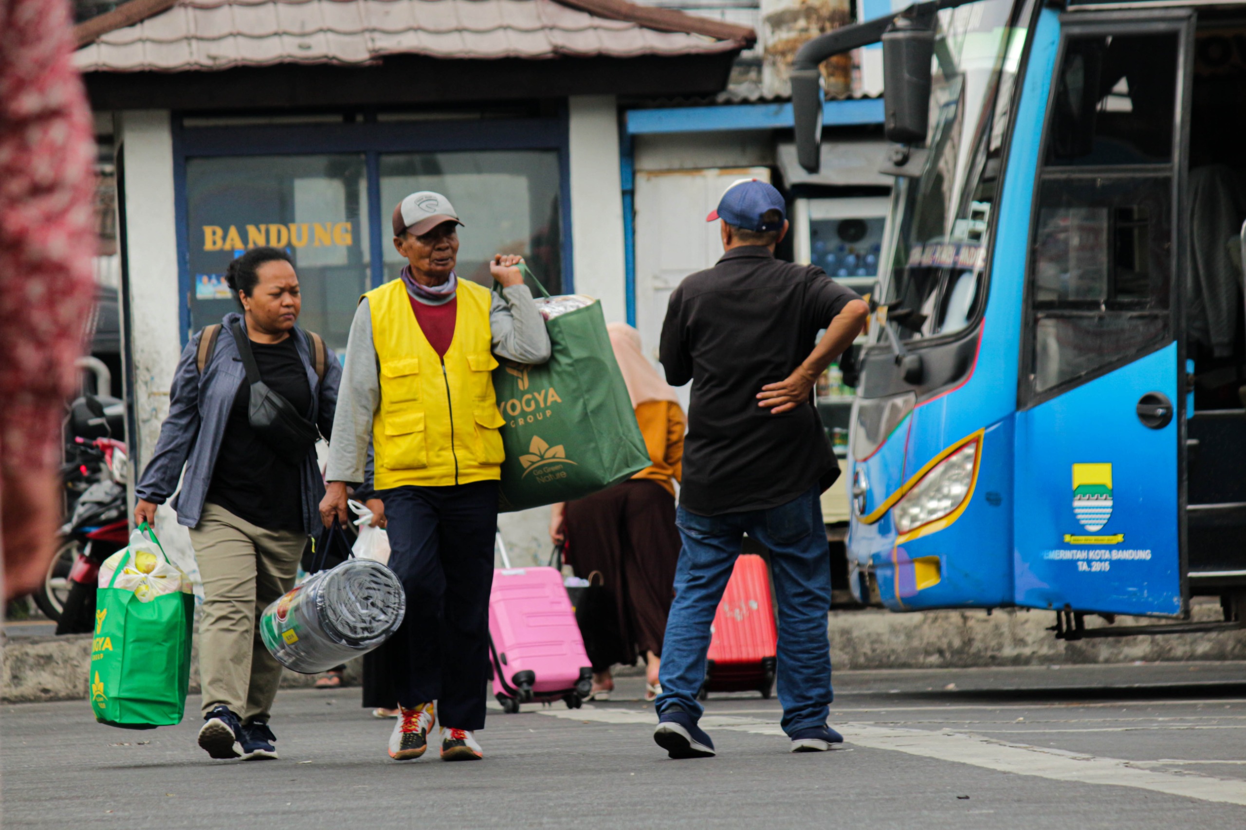 Ilustrasi: Calon Pemudik di Terminal Cicaheum, Kota Bandung. (Pandu Muslim/Jabar Ekspres)