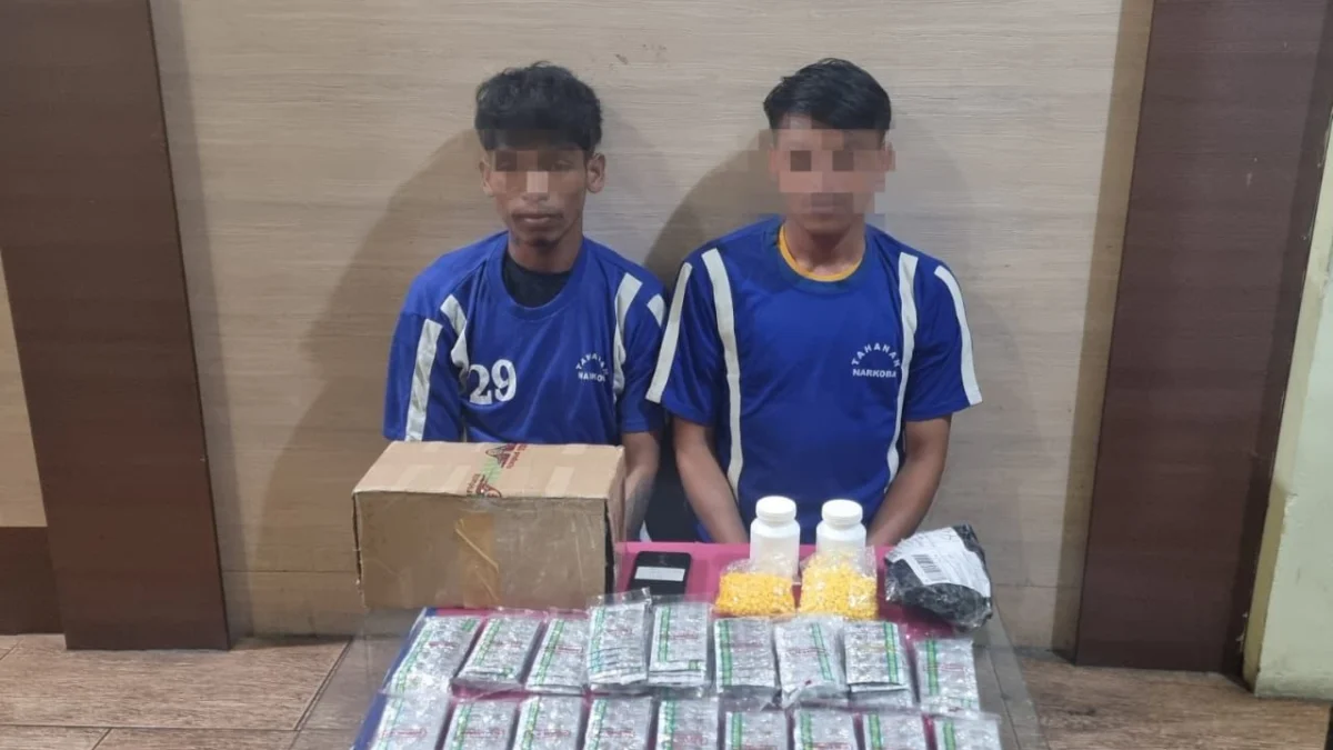 2 dari 3 pelaku pengedar sabu dan obat keras yang berhasil diamankan oleh Polres Sukabumi.
