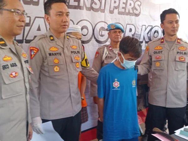Jajaran Polresta Bogor Kota saat mengekspose wajah RM (28) pelaku tindak pidana pembunuhan, Senin (1/4).