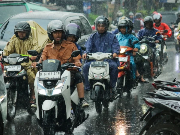 MUDIK 2024: Pengguna jalan diguyur hujan deras di kawasan Jalan A.H. Nasution, Kota Bandung.