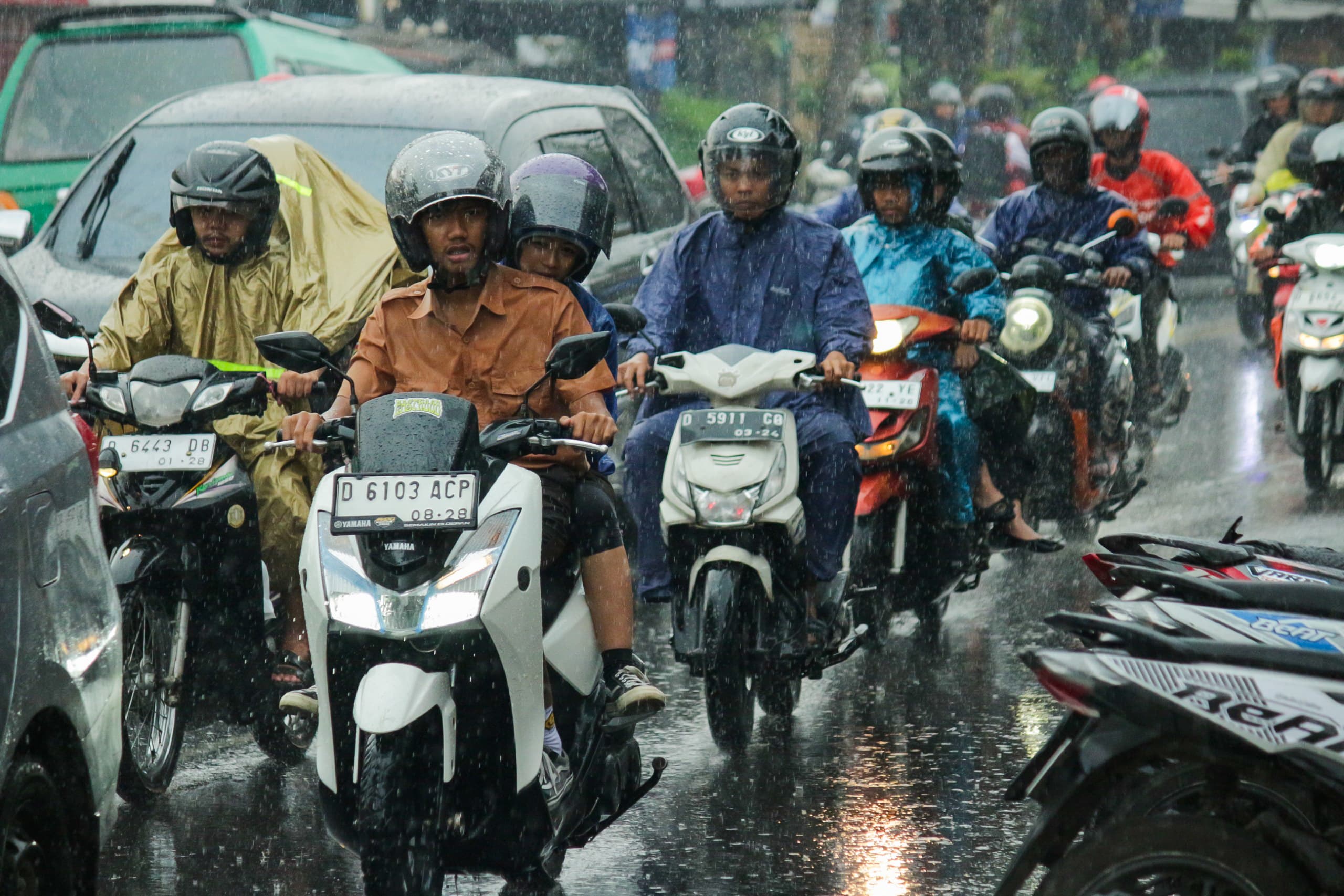MUDIK 2024: Pengguna jalan diguyur hujan deras di kawasan Jalan A.H. Nasution, Kota Bandung.