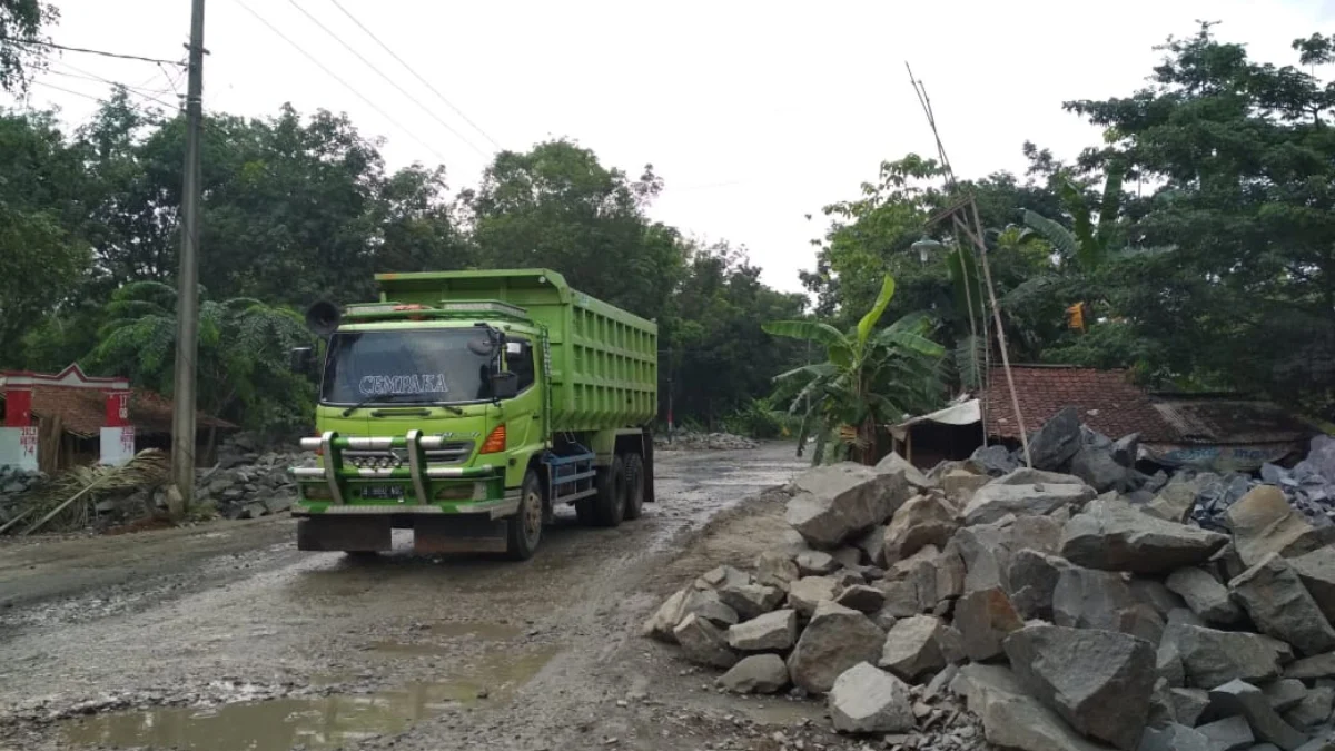 Truk tambang saat melintas di wilayah Parung Panjang, Kabupaten Bogor.