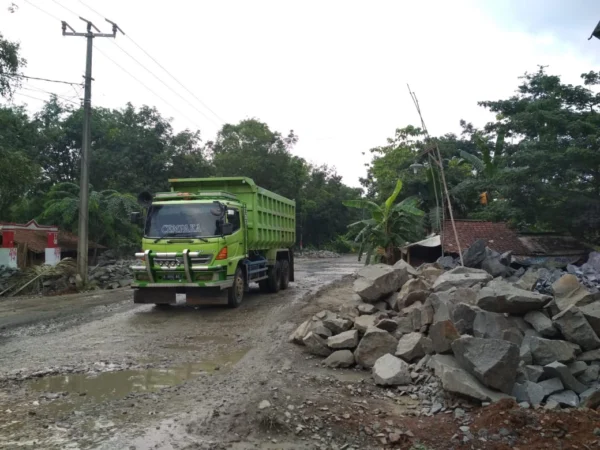 Truk tambang saat melintas di wilayah Parung Panjang, Kabupaten Bogor.
