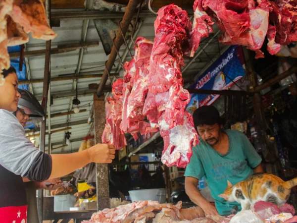 Penjual daging sapi potong sebagai salah satu bahan pokok di Pasar Induk Gedebage, Kota Bandung.