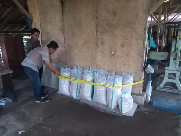 Anggota Polsek Pataruman saat menyita dan memasang garis polisi di lokasi pengolahan limbah infus milik yayasan di wilayah Tanjungsukur, Kota Banjar.