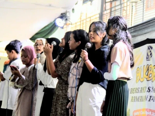 Kolaborasi antara Siswa-siswi Muslim dan Non Muslim dalam Penutupan Dawai Ramadan SMPN 1 Cimahi, Selasa 2 April 2024.