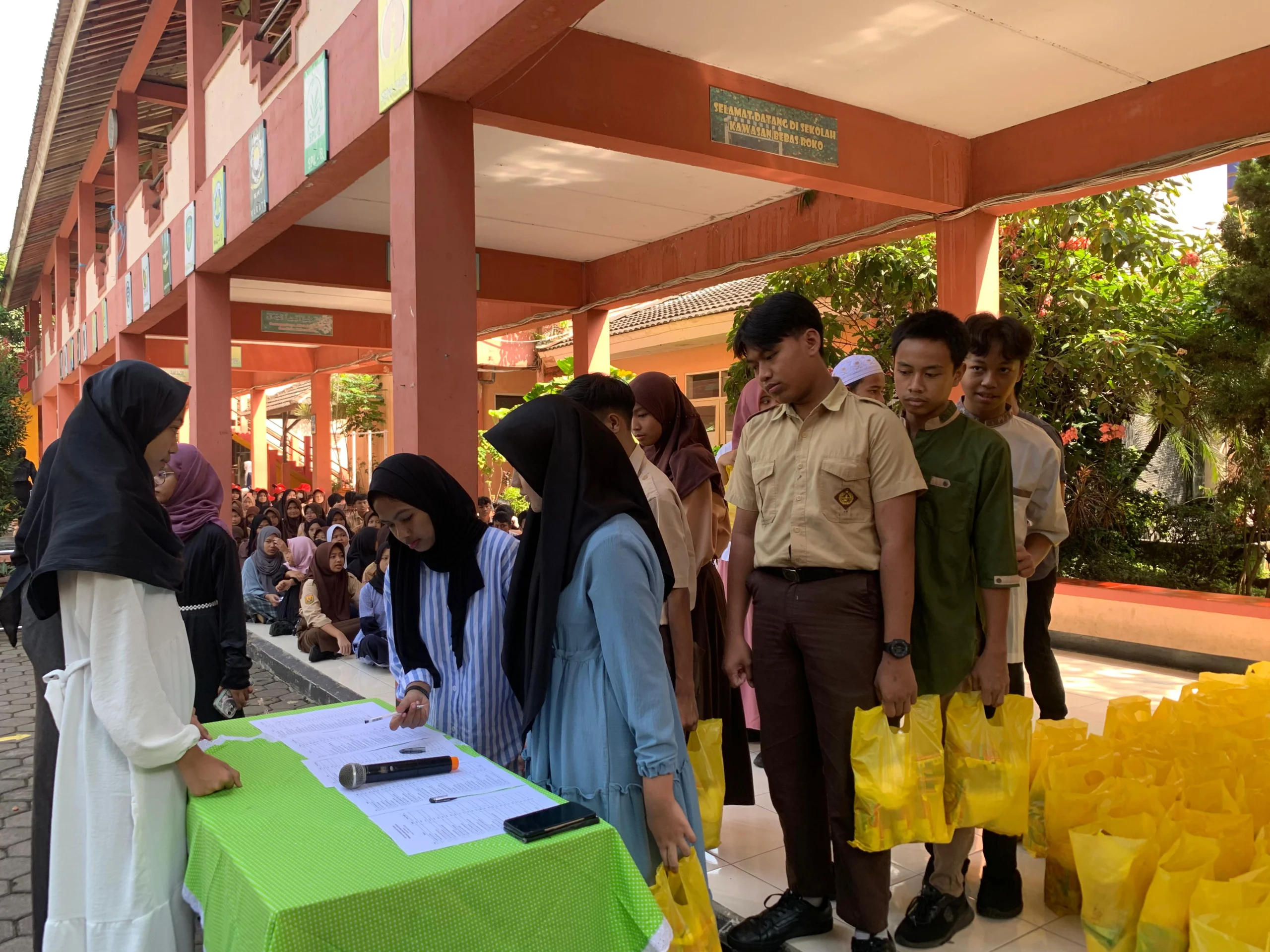 Doc. Antrean Pembagian Sembako dari Siswa untuk Siswa SMPN 8 Cimahi (Mong)