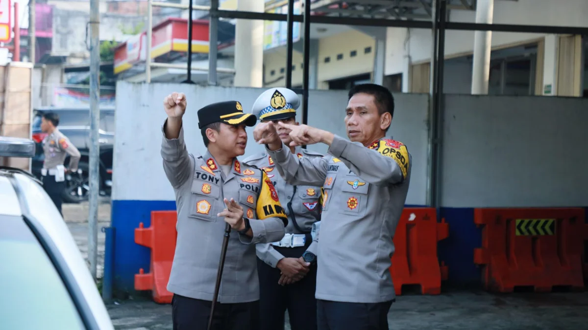 Kapolres Sukabumi, AKBP Tony Prasetro (kiri) dan Kapolda Jabar, Irjen. Pol. Dr. Akhmad Wiyagus (kanan) saat memantau kesiapan arus mudik Lebaran 2024 di Jalur Sukabumi.