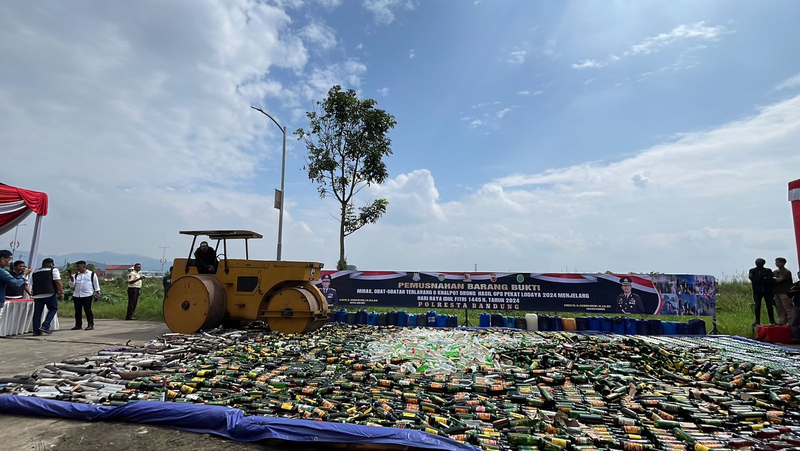 Kepolisian Resor Kota (Polresta) Bandung melaksanakan pemusnahan barang bukti operasi pekat yang dilakukan sejak 1 Maret hingga 31 Maret 2024 di Gedung Dome Bale Rame, Soreang, Rabu (3/4/2024). Foto Agi Jabar Ekspres