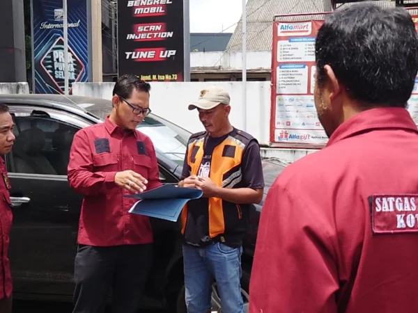 Tim Saber Pungli Kota Banjar menindak salah satu juri parkir liar di Kota Banjar, Rabu 3 April 2024.