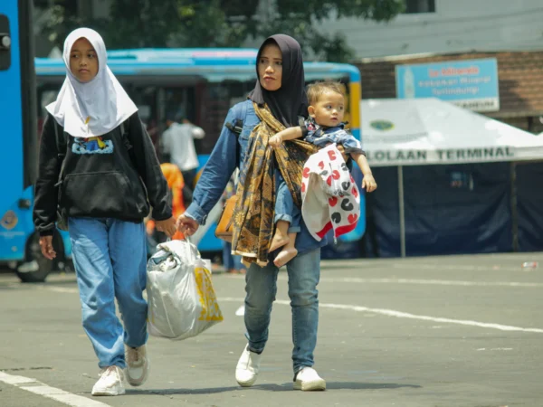 Ilustrasi calon pemudik di Terminal Cicaheum, Kota Bandung. (Pandu Muslim/Jabar Ekspres)