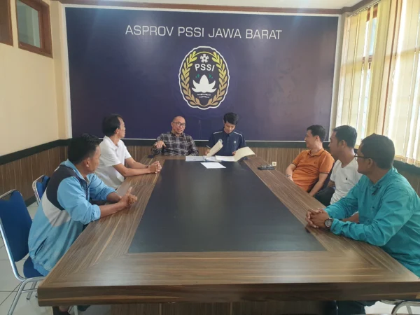 Direktur Banjar Partoman FC, Atet Handiyana, (tiga kanan) saat mendaftarkan klubnya ke Asprov PSSI Jabar, Selasa 2 April 2024.