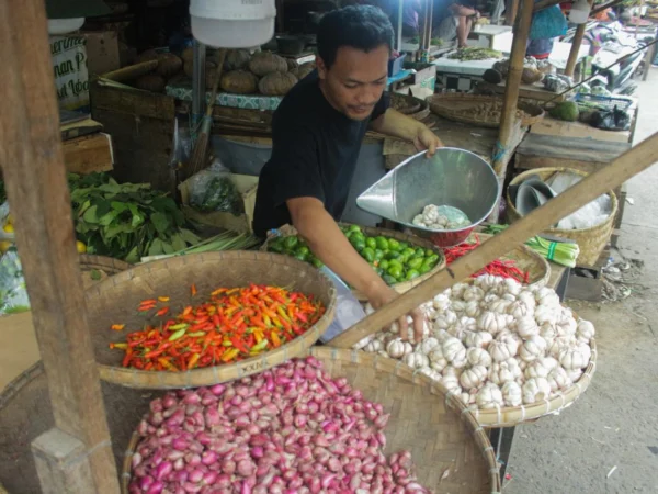 Ilustrasi: Pedagang Bawang di Pasar Kota Bandung.