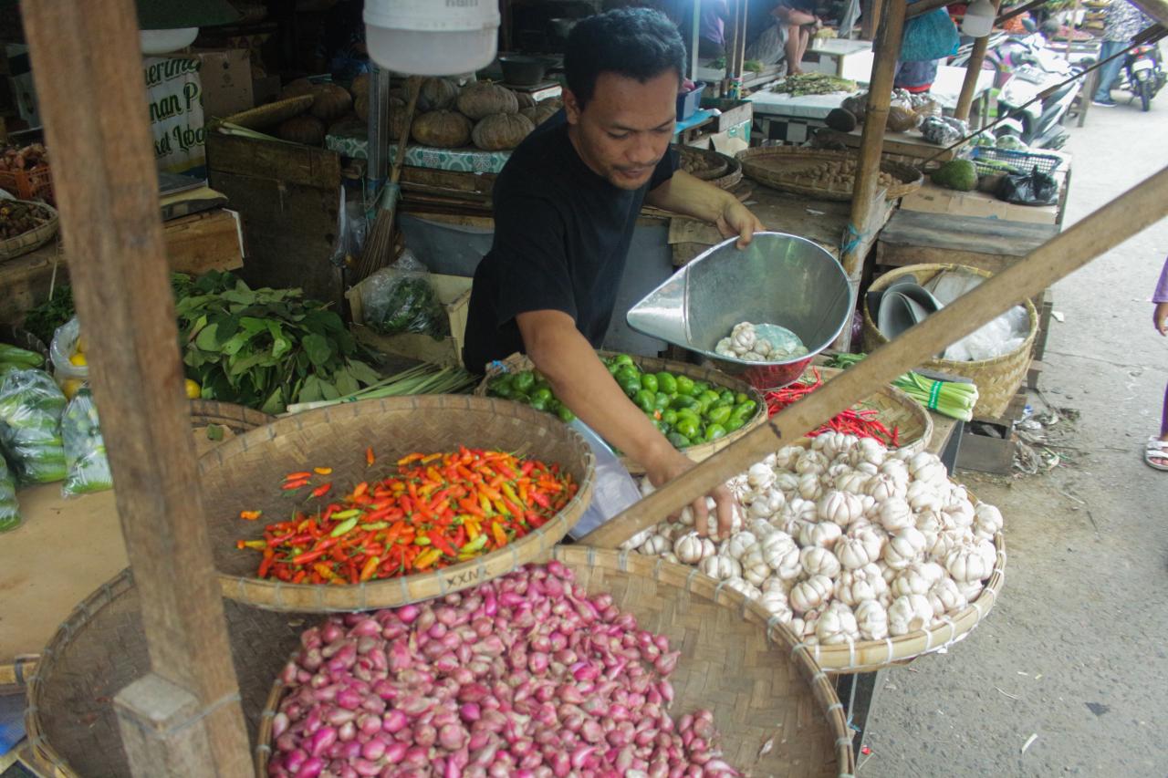 Ilustrasi: Pedagang Bawang di Pasar Kota Bandung.