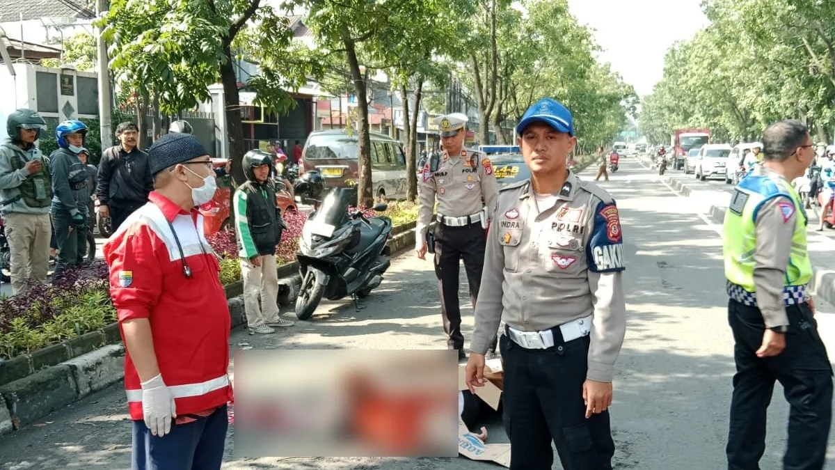 Seorang pejalan kaki kehilangan nyawa usai tertabrak di Jalan Ibrahim Adjie, Kota Bandung, Kamis (4/4).