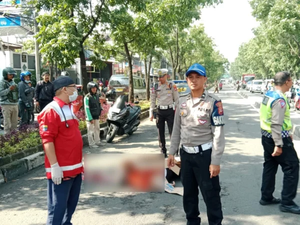 Seorang pejalan kaki kehilangan nyawa usai tertabrak di Jalan Ibrahim Adjie, Kota Bandung, Kamis (4/4).