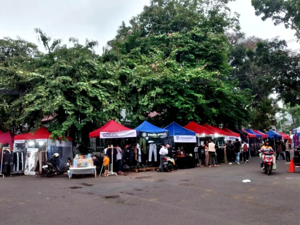 Deretan tenda pedagang di pasar dadakan Jalan Trunojoyo Kota Bandung, Kamis (4/4)
