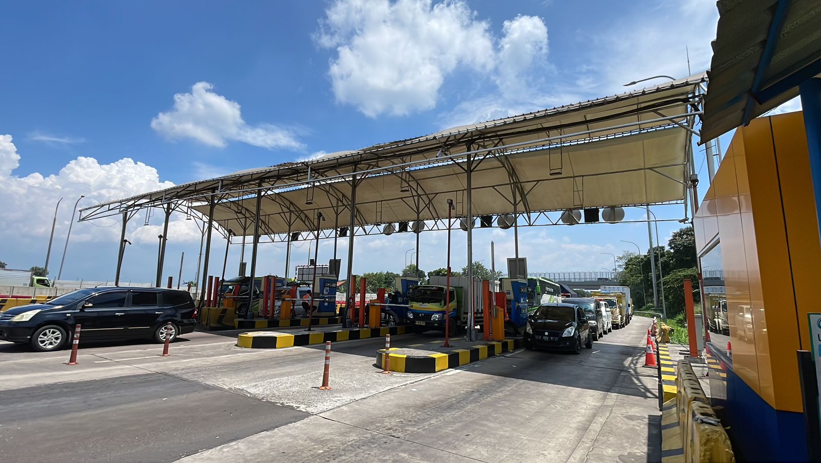 H-6 Jelang Lebaran, Mulai Ada Peningkatan Kendaraan di Exit Tol Cileunyi. Foto Agi Jabar Ekspres